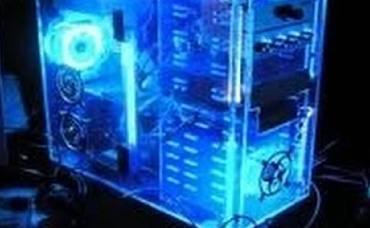 Computer met blauwe LED verlichting
